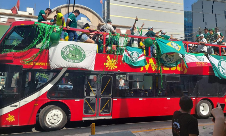 Torcedores do Palmeiras viajam em um ônibus turístico na véspera da final da Copa Libertadores, em Lima