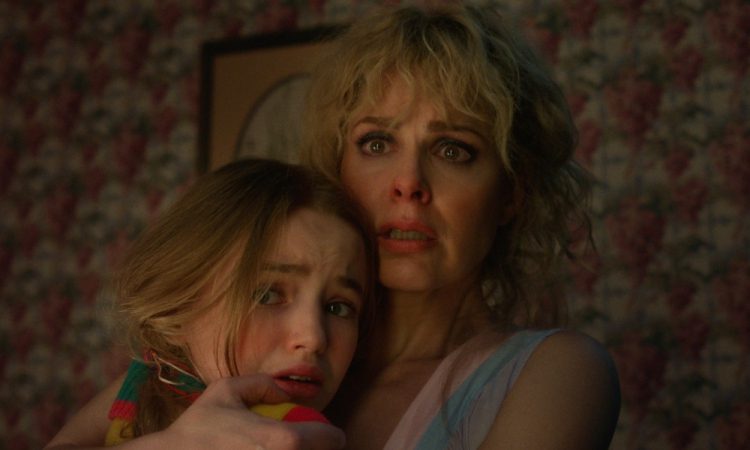 Cara Buono vive Karen Wheller, mãe de Holly (Nell Fisher) em "Stranger Things"