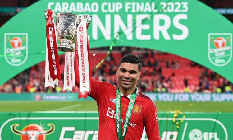 Casemiro levanta o troféu da Carabao Cup 2023