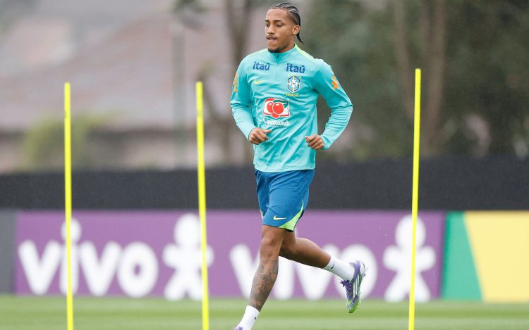 João Pedro em atividade da Seleção na Granja Comary (Foto: Rafael Ribeiro/CBF)