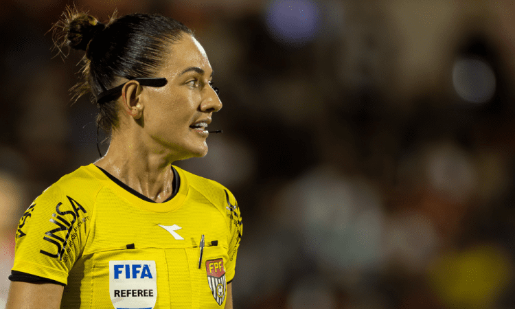 Árbitra Daiane Caroline Muniz dos Santos, durante partida entre Bragantino x São Paulo