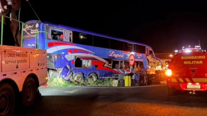 acidente-entre-onibus-e-carreta-em-minas-gerais-750x423-1
