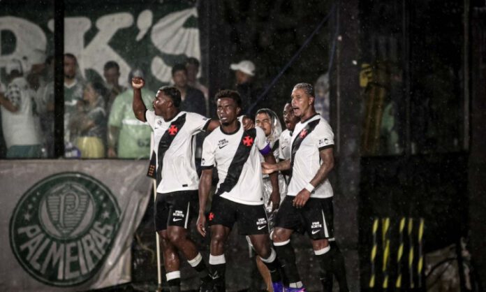 equipe-do-vasco-da-gama-comemora-vitoria-do-jogo-750x450-1
