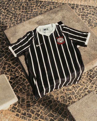 Camisa II do Corinthians em coleção que homenageia a chamada 'invasão corintiana' no RJ, na década de 70