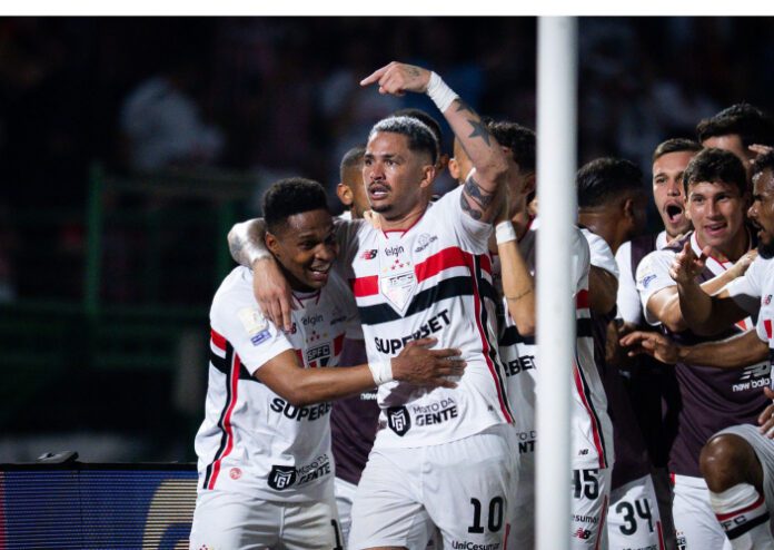 luciano-comemora-gol-que-marcou-pelo-sao-paulo-705x500-1