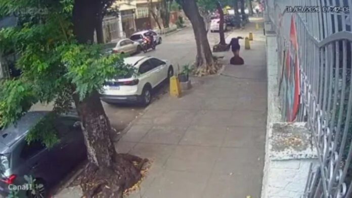 momento-em-que-a-vitima-cai-por-inteiro-no-bueiro-750x423-1